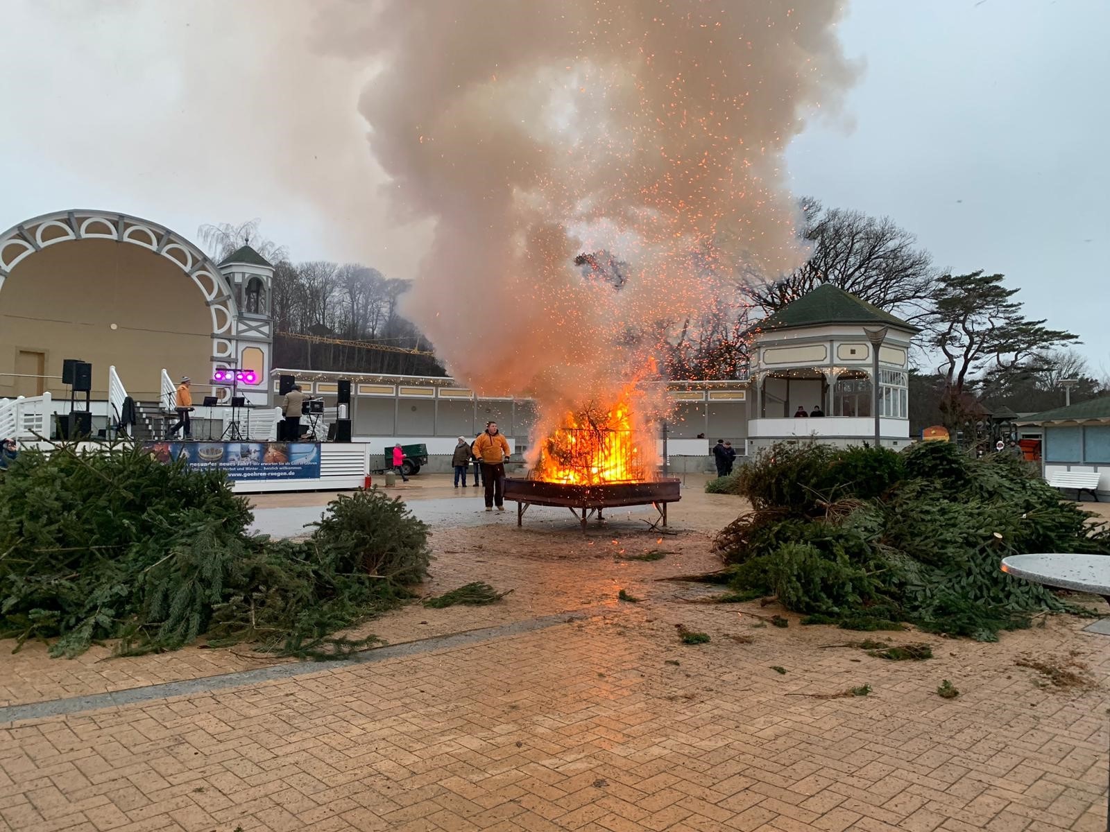 Willkommensparty für das Jahr 2025 mit Tannenbaumverbrennen*